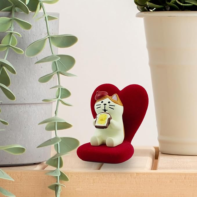 Cute Mini Cat Eating Toast Bread Figurine with Small Sofa Resin Figure for Office Home Decor for Cat Lovers (Love Shaped Sofa)