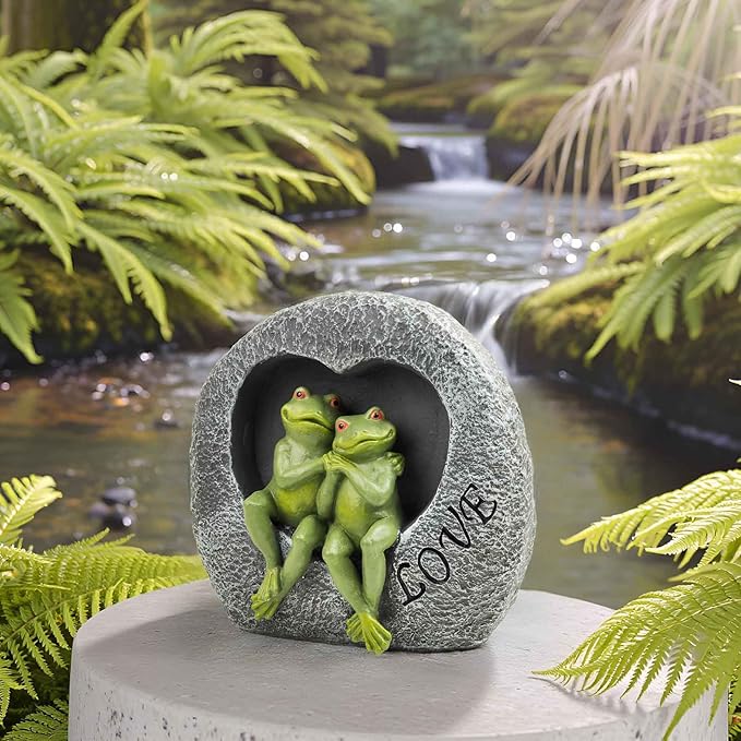 Love Frog Couple Garden Statue – 7" Resin Romantic Frog Figurines in Heart Rock, Outdoor Yard Art Decoration for Patio, Balcony, Lawn
