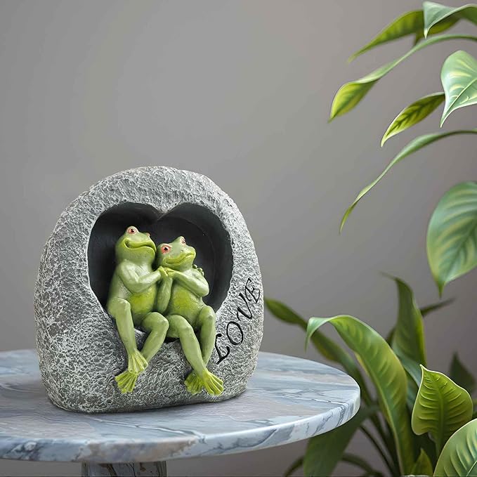 Love Frog Couple Garden Statue – 7" Resin Romantic Frog Figurines in Heart Rock, Outdoor Yard Art Decoration for Patio, Balcony, Lawn