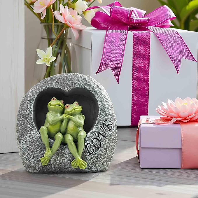 Love Frog Couple Garden Statue – 7" Resin Romantic Frog Figurines in Heart Rock, Outdoor Yard Art Decoration for Patio, Balcony, Lawn