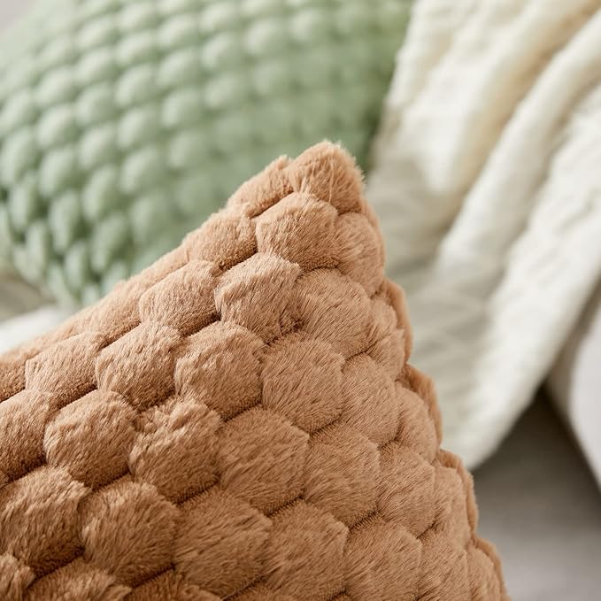 Yaertun Pack of 2 Super Soft Cozy Decorative Throw Pillow Covers Fuzzy Plush Faux Fur Luxury Cushion Cover Pillowcase for Sofa Couch Bed Livingroom 20x20 Inch Brown