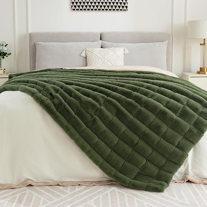 Touchat Faux Fur Throw Blanket, Luxury 1000GSM Ultra Thick Warm Rabbit Blanket for Couch Bed Sofa, 3D Checkered Pattern Lola Minky Comfort Blankets for Bedroom Living Room Women Gift, Green