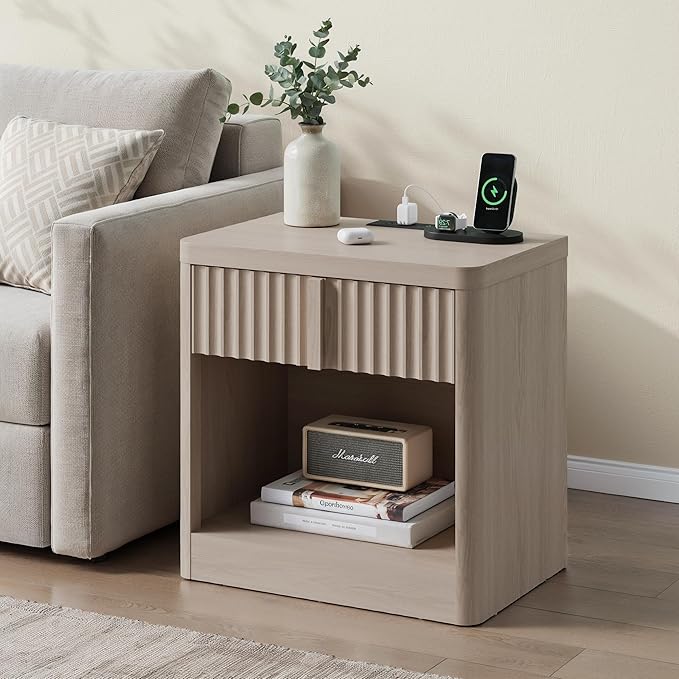 Fluted Nightstand Set of 2 with Charging Station, 23.6" Wood End Table with Solid Wood Handle, Curved Profile Design, Mid Century Moden Bedside Table for Bedroom, Natural Oak