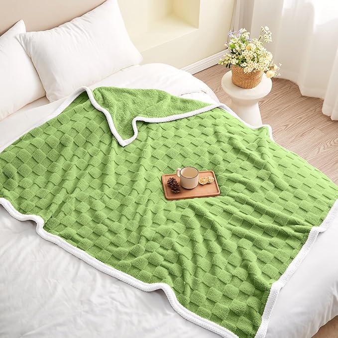 BEDELITE Super Soft Throw Blanket for Couch and Bed, Lightweight Cozy Fluffy Decorative 3D Checkered Blanket, Warm and Fuzzy Fleece Blanket for Camping, Travel(Green, 60"x80")