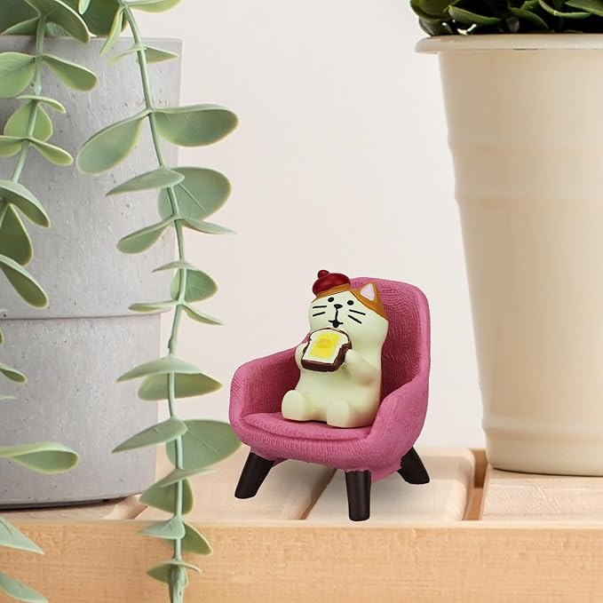 Cute Mini Cat Eating Toast Bread Figurine with Small Sofa Resin Figure for Office Home Decor for Cat Lovers (Pink Sofa)