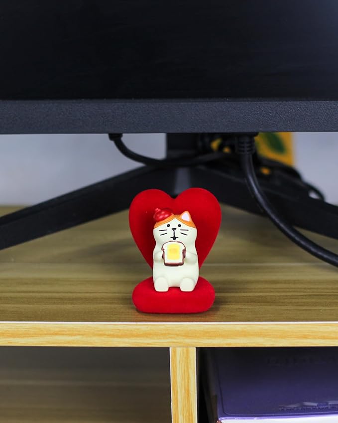 Cute Mini Cat Eating Toast Bread Figurine with Small Sofa Resin Figure for Office Home Decor for Cat Lovers (Love Shaped Sofa)