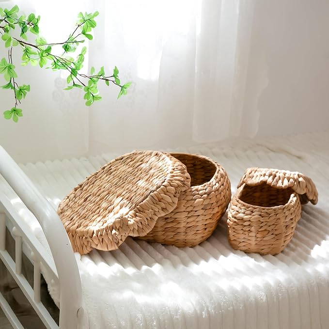 KOKODO Pack of 2 Scalloped Basket with Lids, Water Hyacinth Wicker, BOHO Handwoven Wicker Basket for Gifts, Diaper Caddy Organizer