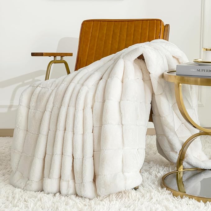 Touchat Faux Fur Throw Blanket, Luxury 1000GSM Ultra Thick Warm Rabbit Blanket for Couch Bed Sofa, 3D Checkered Pattern Lola Minky Comfort Blankets for Bedroom Living Room Women Gift, White