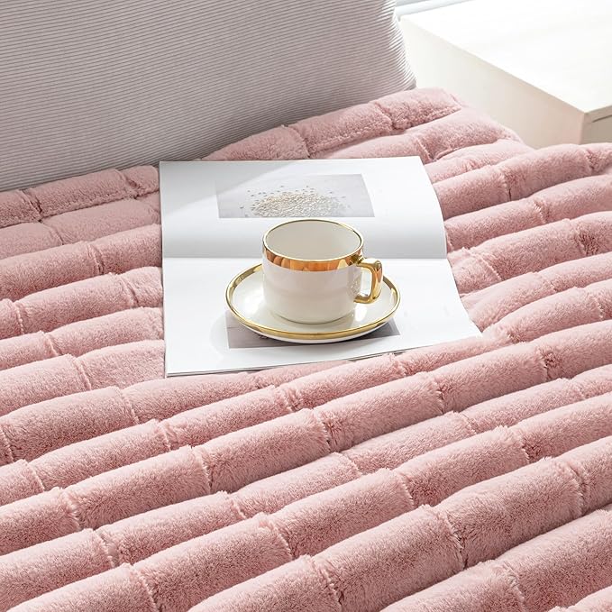 Touchat Faux Fur Throw Blanket, Luxury 1000GSM Ultra Thick Warm Rabbit Blanket for Couch Bed Sofa, 3D Checkered Pattern Lola Minky Comfort Blankets for Bedroom Living Room Women Gift, Pink