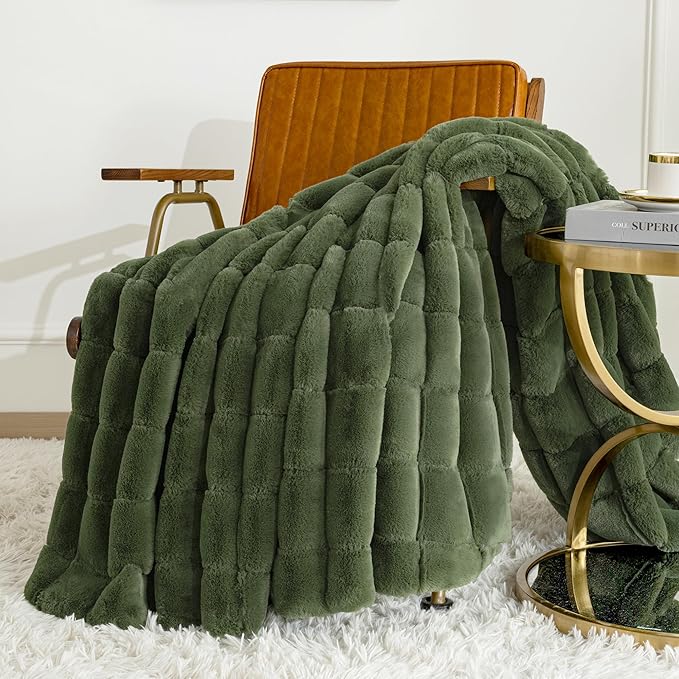 Touchat Faux Fur Throw Blanket, Luxury 1000GSM Ultra Thick Warm Rabbit Blanket for Couch Bed Sofa, 3D Checkered Pattern Lola Minky Comfort Blankets for Bedroom Living Room Women Gift, Green