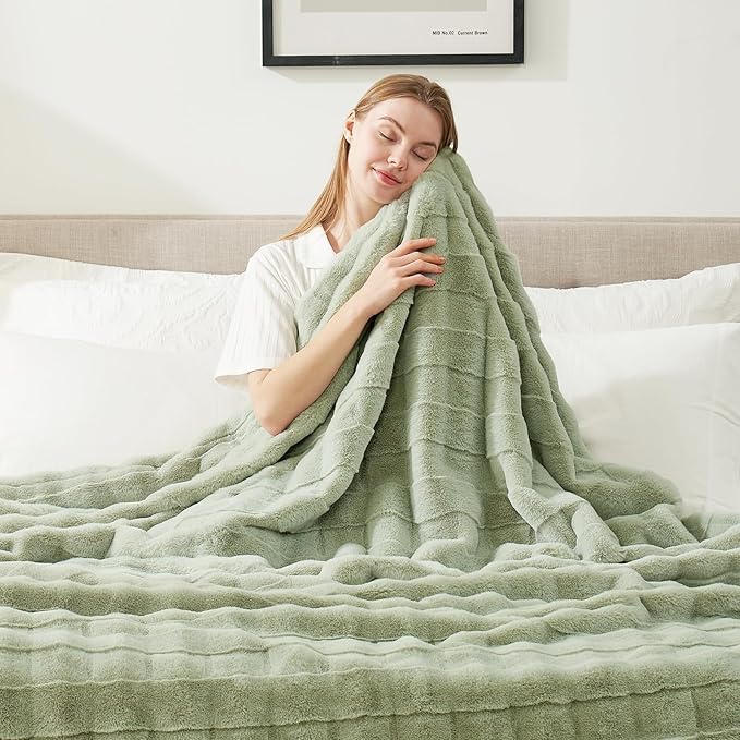 Cozy Bliss Fluffy Faux Fur Throw Blanket for Couch,Warm Cozy Soft Green Throw Blankets for Sofa Bed Living Room,60x80 Inches