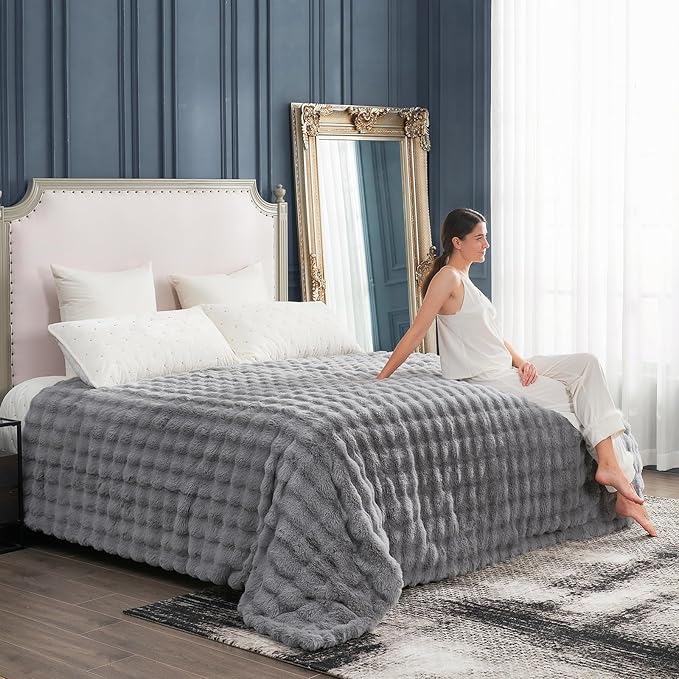 Cozy Bliss Faux Fur Throw Blanket for Couch, Fuzzy Soft Plush Thick Bubble Blanket for Sofa Bedroom Living Room, 90 * 90 Inches Light Grey