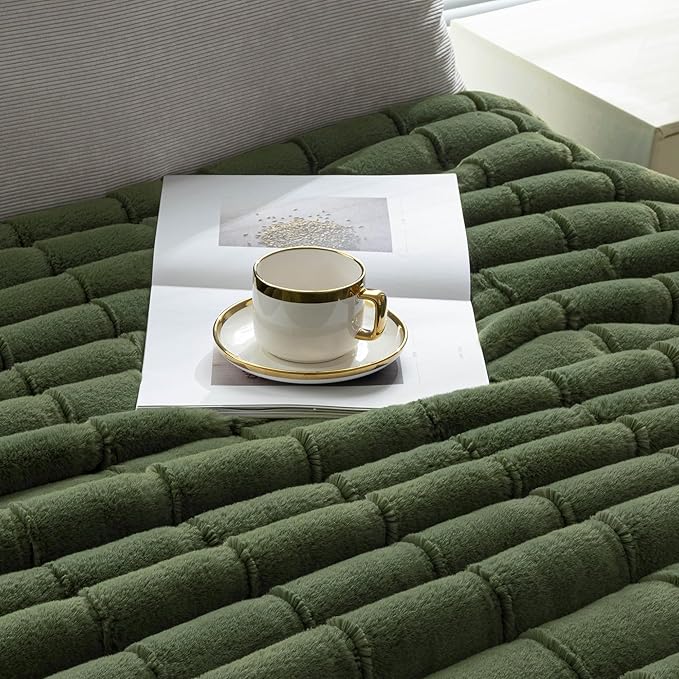 Touchat Faux Fur Throw Blanket, Luxury 1000GSM Ultra Thick Warm Rabbit Blanket for Couch Bed Sofa, 3D Checkered Pattern Lola Minky Comfort Blankets for Bedroom Living Room Women Gift, Green