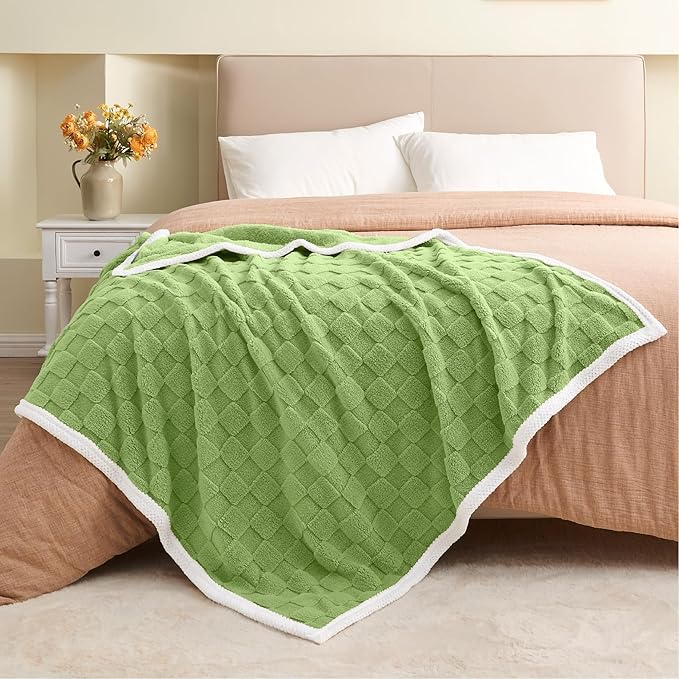 BEDELITE Super Soft Throw Blanket for Couch and Bed, Lightweight Cozy Fluffy Decorative 3D Checkered Blanket, Warm and Fuzzy Fleece Blanket for Camping, Travel(Green, 60"x80")