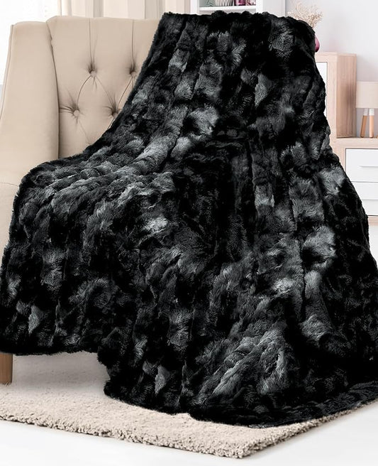 Everlasting Comfort Soft & Comfortable Black Faux Fur Throw Blanket for Couch - (50"x65") Minky & Fluffy Fall Blankets & Throws, Plush Fuzzy Cover for Bed, Sofa & Living Room - Cozy Home Decor