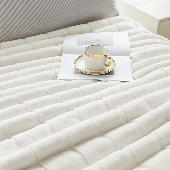 Touchat Faux Fur Throw Blanket, Luxury 1000GSM Ultra Thick Warm Rabbit Blanket for Couch Bed Sofa, 3D Checkered Pattern Lola Minky Comfort Blankets for Bedroom Living Room Women Gift, White