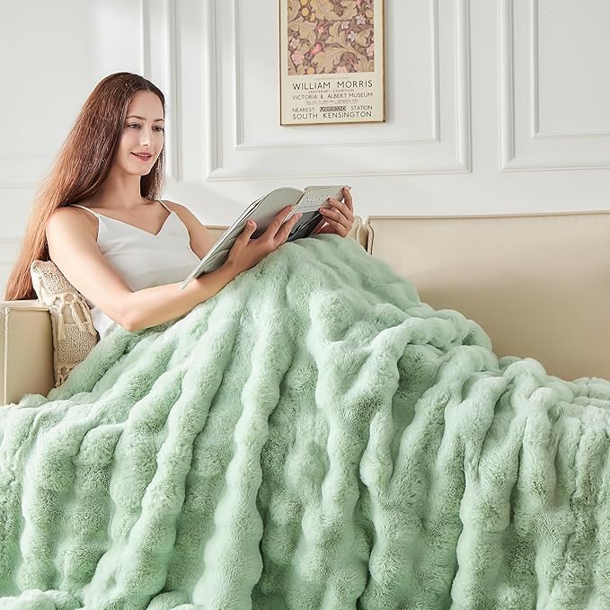 Luxury 1000GSM Faux Rabbit Fur Throw Blanket, Super Heavy Warm Cozy Blankets for Couch Bed Sofa, Bubble Plush Fuzzy Elegant Soft Reversible Mink Blanket for Living Room Bedroom, Green